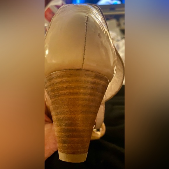 Donald J. Pliner Viva tan heeled T-strap sandals 8 1/2 M. Great condition. - Picture 5 of 6